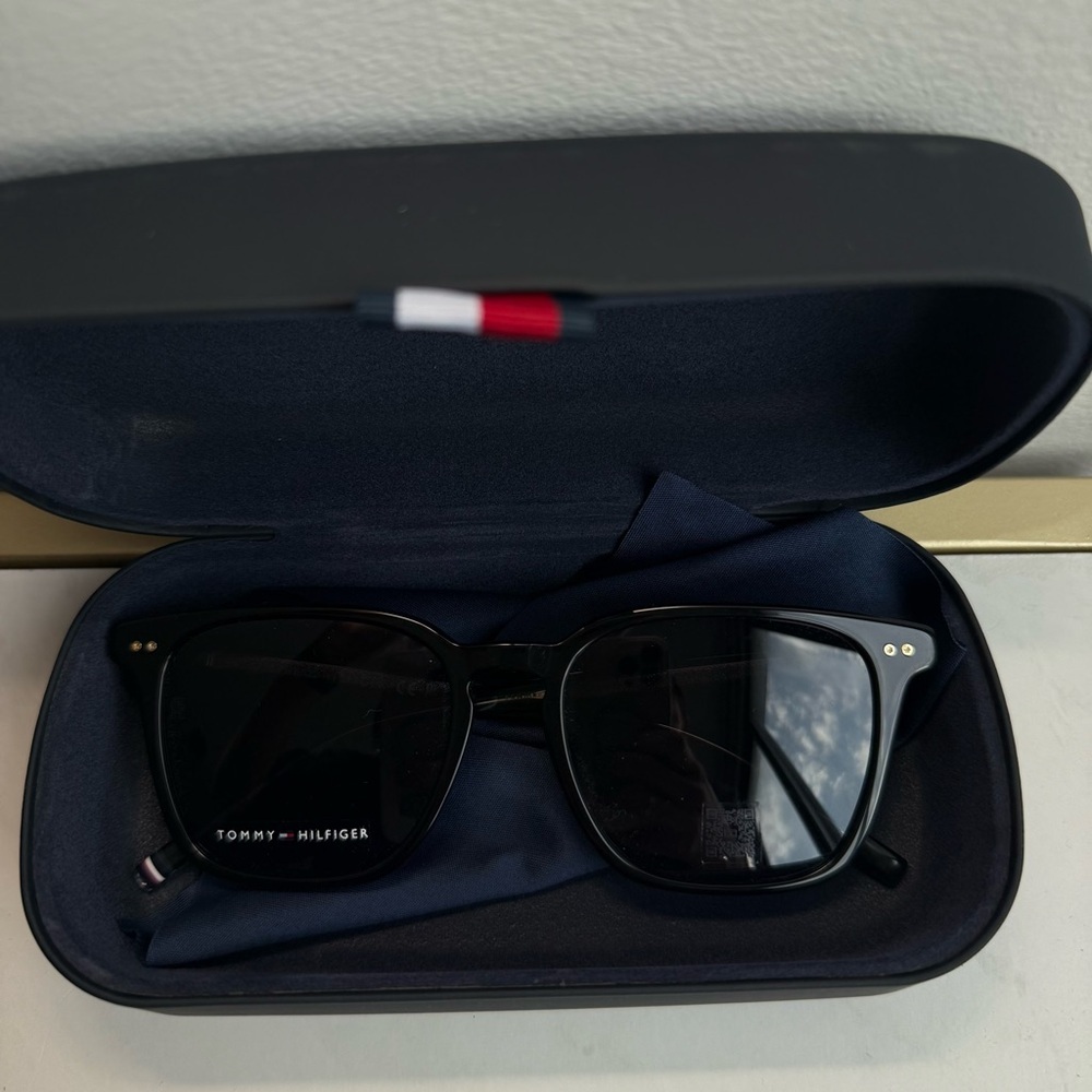 Brand new w tags Tommy Hilfiger
Tommy Hilfiger
TH 2158/S 807/IR - Picture 5 of 7